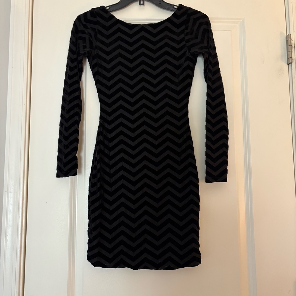 Soprano Black Velvet Long Sleeve Dress - Size XS - Picture 4 of 7